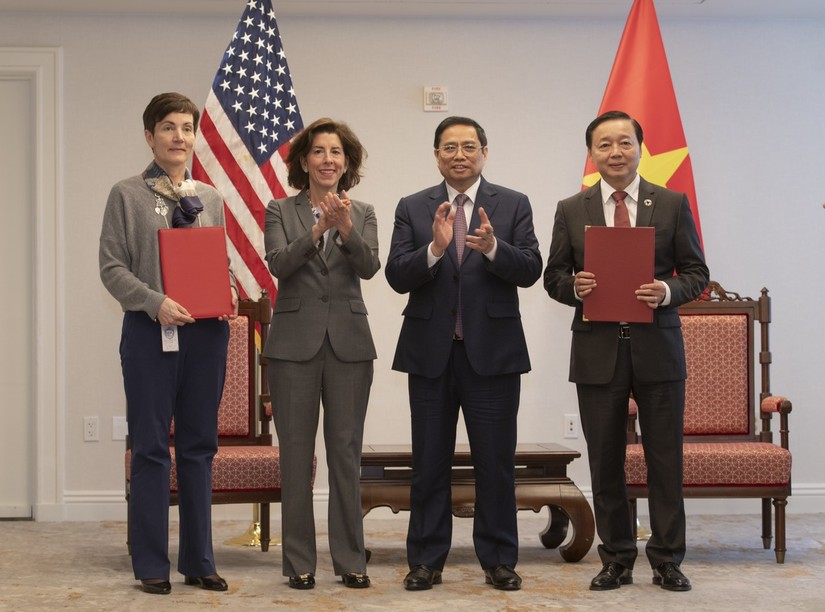 B&agrave; Stephanie von Friedeburg, Ph&oacute; Chủ tịch Điều h&agrave;nh Cấp cao IFC (tr&aacute;i) v&agrave; Bộ trưởng T&agrave;i nguy&ecirc;n v&agrave; M&ocirc;i trường Trần Hồng H&agrave; (phải) trao đổi Bi&ecirc;n bản ghi nhớ với sự chứng kiến của Phiên bản chính thức của 555Win Phạm Minh Ch&iacute;nh v&agrave; Bộ trưởng 555win phien bạn Chính Thức Mỹ Gina Raimondo. Ảnh: IFC