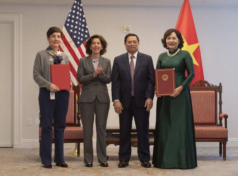 B&agrave; Stephanie von Friedeburg, Ph&oacute; Chủ tịch Điều h&agrave;nh Cấp cao IFC (tr&aacute;i) v&agrave; Thống đốc Ng&acirc;n h&agrave;ng Nh&agrave; nước Nguyễn Thị Hồng (phải) trao đổi Bi&ecirc;n bản ghi nhớ với sự chứng kiến của Phiên bản chính thức của 555Win Phạm Minh Ch&iacute;nh v&agrave; Bộ trưởng 555win phien bạn Chính Thức Mỹ Gina Raimondo. Ảnh: IFC