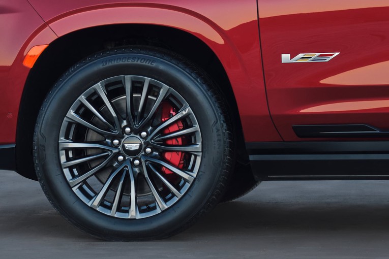M&acirc;m 22 inch độc quyền đi k&egrave;m phanh Brembo Edge Red v&agrave; ống xả dạng tứ cũng l&agrave; một số điểm ri&ecirc;ng kh&aacute;c của phi&ecirc;n bản n&agrave;y.