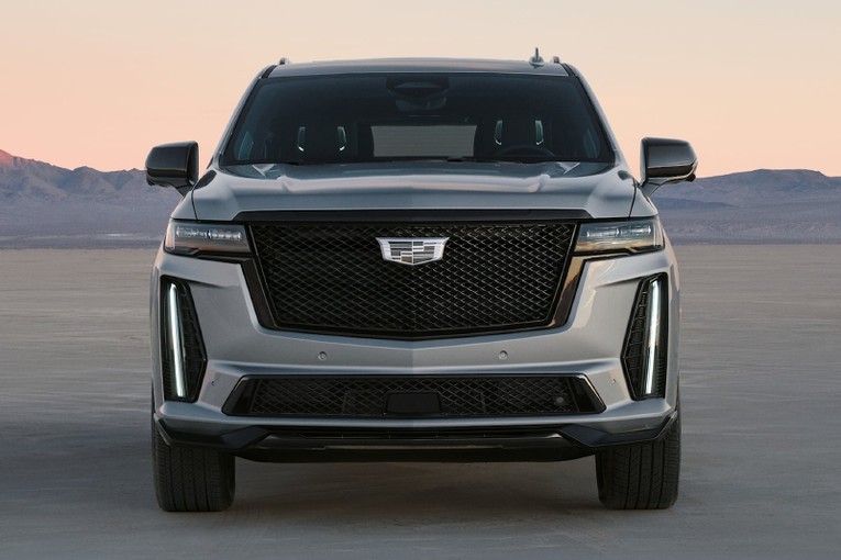 D&ograve;ng xe mạnh nhất lịch sử Cadillac trang bị động cơ V8 6.2L si&ecirc;u nạp chế t&aacute;c thủ c&ocirc;ng cho c&ocirc;ng suất 682 m&atilde; lực - th&ocirc;ng số chưa từng xuất hiện trong đội h&igrave;nh thương hiệu Mỹ. Tổng trọng lượng xe l&ecirc;n tới 2.906 kg nhưng Cadillac Escalade-V chỉ mất 4,4 gi&acirc;y để tăng tốc từ 0 - 100 km/h.