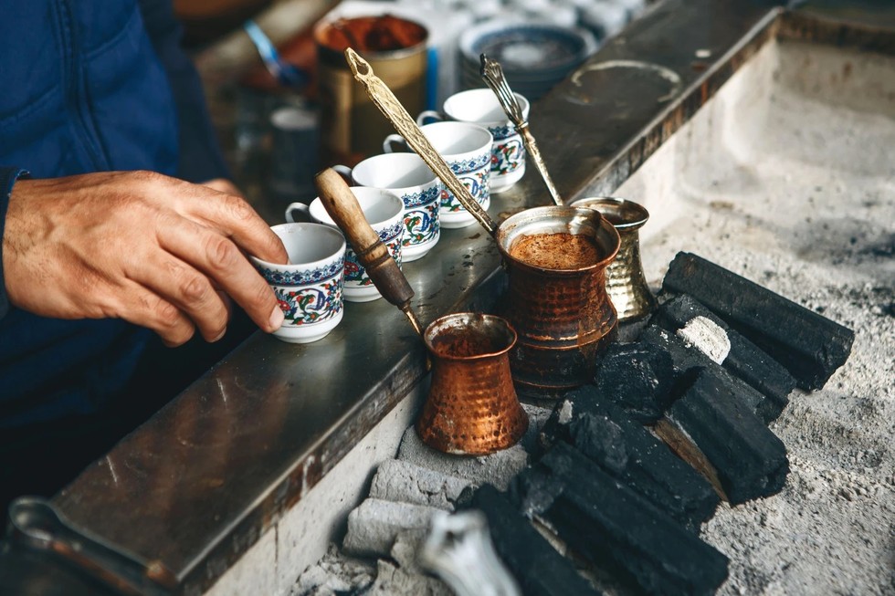 Người Thổ Nhĩ Kỹ chuẩn bị c&agrave; ph&ecirc;. Ảnh: The Culture Trip
