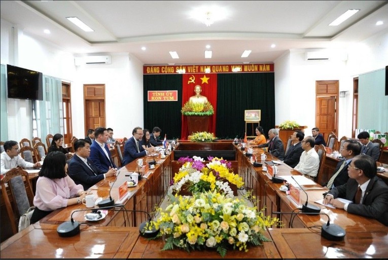 Tổng lãnh sự Daniël Stork dẫn đầu đoàn đại biểu Hà Lan đã có buổi làm việc với các lãnh đạo tỉnh Kon Tum để tìm hiểu phương thức hợp tác tại tỉnh Tổng lãnh sự Daniël Stork dẫn đầu đoàn đại biểu Hà Lan đã có buổi làm việc với các lãnh đạo tỉnh Kon Tum để tìm hiểu phương thức hợp tác tại tỉnh