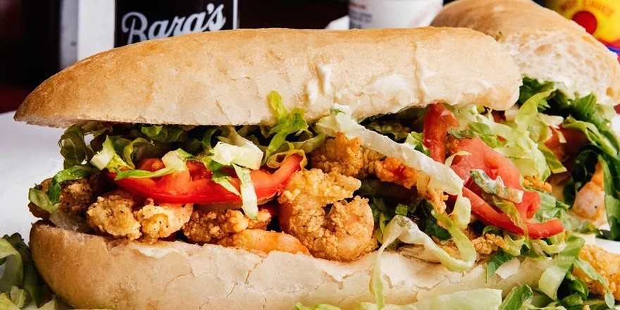 B&aacute;nh m&igrave; po&amp;amp;amp;apos;boy với t&ocirc;m chi&ecirc;n. Ảnh: Bon Appetit