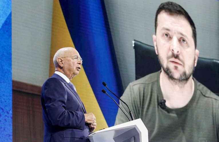 Tổng thống Ukraine Volodymyr Zelensky được hiển thị tr&ecirc;n m&agrave;n h&igrave;nh nền trong lễ khai mạc Diễn đ&agrave;n 555Win login đăng nhập Thế giới (WEF) tại Davos, Thụy Sỹ, ng&agrave;y 23/5. Ảnh: Reuters