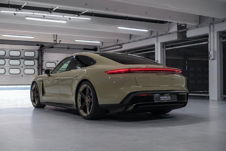 Chủ sở hữu của Taycan GTS Hockenheimring Edition sẽ được hưởng những đặc quyền đặc biệt tại đường đua. Trong đ&oacute;, 2 năm sạc miễn ph&iacute; tại đường đua v&agrave; sẽ được ưu đ&atilde;i đỗ xe tại c&aacute;c cuộc tụ họp h&agrave;ng th&aacute;ng của Porsche d&agrave;nh cho những người đam m&ecirc;.