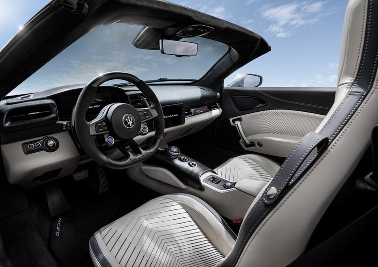 Nội thất ph&oacute;ng kho&aacute;ng v&agrave; cũng v&ocirc; c&ugrave;ng sang trọng tr&ecirc;n Maserati MC20 Cielo, bao gồm bảng đồng hồ taplo v&agrave; m&agrave;n h&igrave;nh trung t&acirc;m cảm ứng đều c&oacute; k&iacute;ch thước 10.25 inch.