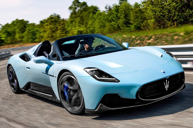Maserati MC20 Cielo ch&iacute;nh l&agrave; phi&ecirc;n bản mui trần của mẫu MC20 Coupe được ra mắt gần 2 năm trước. Trong tiếng Italy, &amp;amp;amp;quot;Cielo&amp;amp;amp;quot; c&oacute; nghĩa l&agrave; bầu trời, &aacute;m chỉ khả năng mở mui của xe.