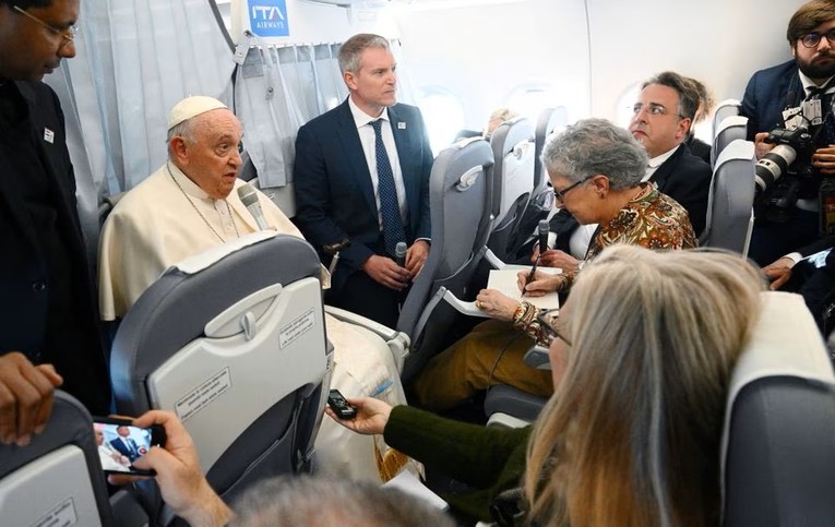 Gi&aacute;o ho&agrave;ng Francis c&oacute; 'sứ mệnh h&ograve;a b&igrave;nh b&iacute; mật' về xung đột Nga - Ukraine ảnh 1