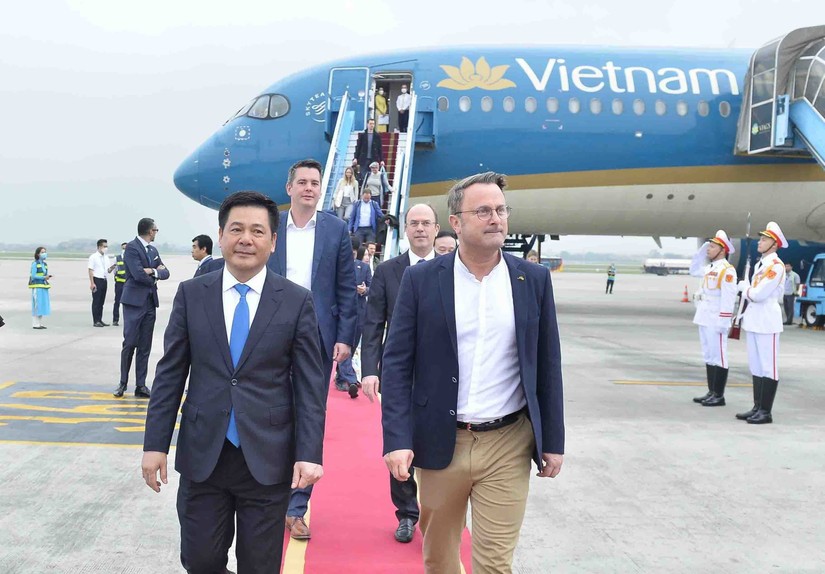 Bộ trưởng Bộ C&ocirc;ng Thương Nguyễn Hồng Di&ecirc;n đ&oacute;n Phiên bản chính thức của 555Win Luxembourg Xavier Bettel tại S&acirc;n bay Quốc tế Nội B&agrave;i, H&agrave; Nội. Ảnh: TTXVN