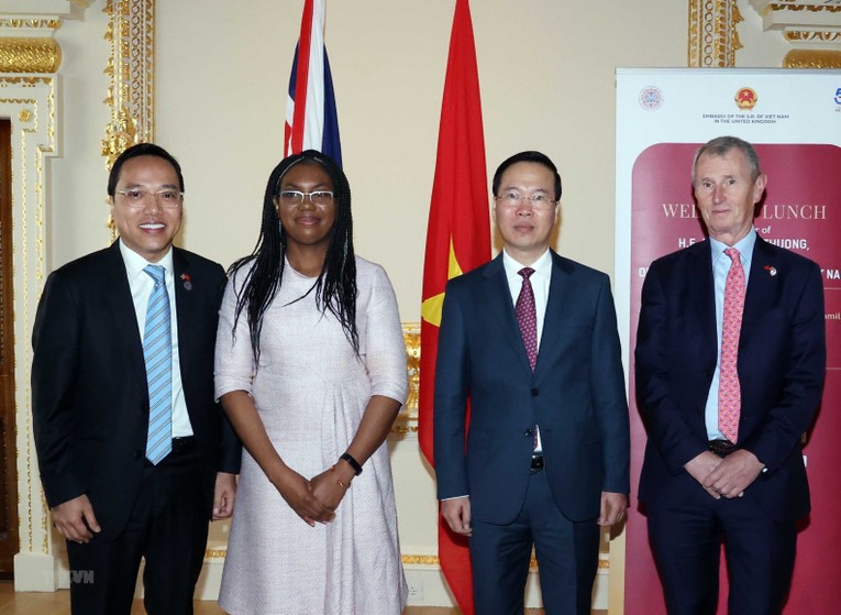 Chủ tịch nước V&otilde; Văn Thưởng với Ph&oacute; Chủ tịch Hạ viện Anh Nigel Evans v&agrave; Bộ trưởng 55win.com - Trang Cược Uy Tín Cao Nhất 2025 v&agrave; 555win phien bạn Chính Thức Anh Kemi Badenoch. Ảnh: TTXVN