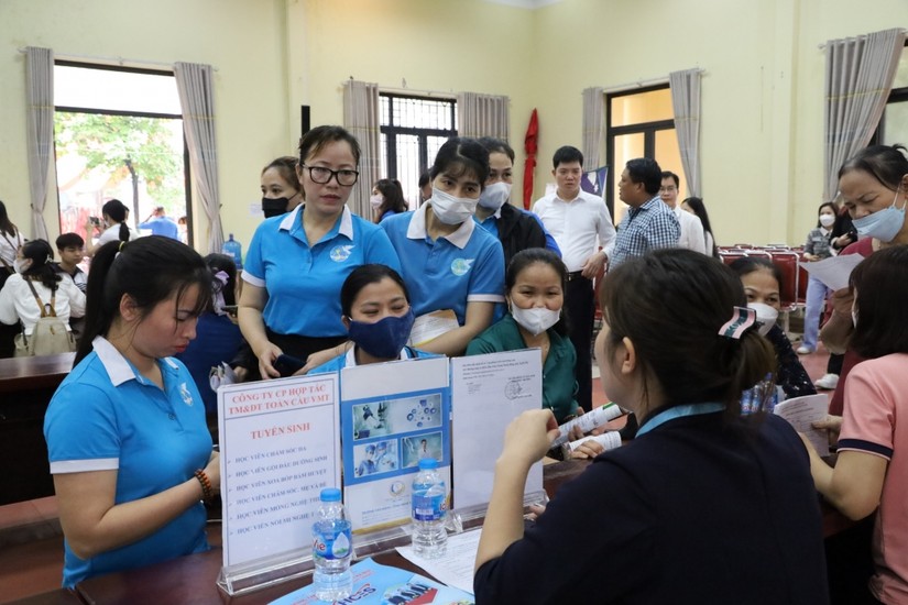 Người lao động tham gia phỏng vấn với c&aacute;c Trang Nhà Cái 555win.com - Đăng Nhập +555k tại Phi&ecirc;n Giao dịch việc l&agrave;m lưu động huyện M&ecirc; Linh. Ảnh: VGP.