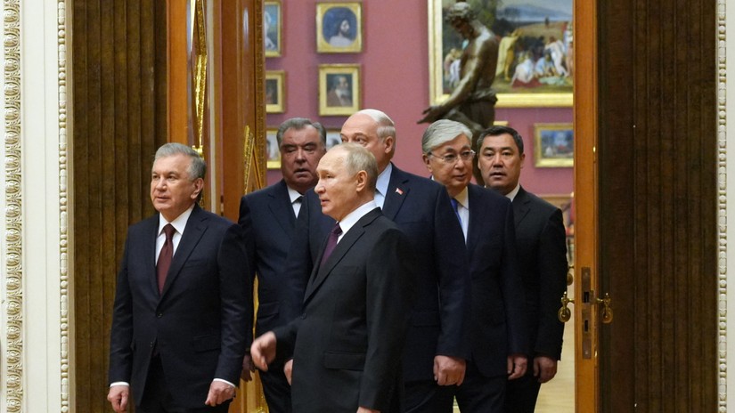 Tổng thống Nga Vladimir Putin với c&aacute;c nh&agrave; l&atilde;nh đạo Belarus, Kazakhstan, Kyrgyzstan, Uzbekistan v&agrave; Tajikistan tại St. Petersburg v&agrave;o th&aacute;ng 12/2022. Ảnh: TASS