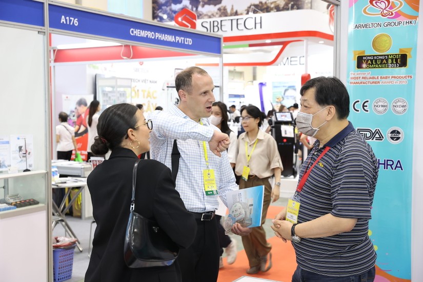 Du kh&aacute;ch nước ngo&agrave;i tham quan v&agrave; trao đổi với Trang Nhà Cái 555win.com - Đăng Nhập +555k tại Triển l&atilde;m Vietnam Medi-Pharm 2023.