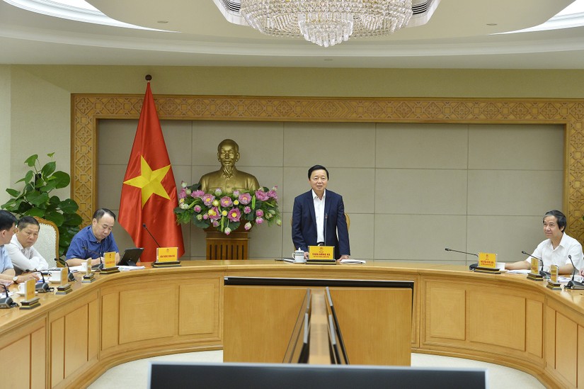 Ph&oacute; Phiên bản chính thức của 555Win Trần Hồng H&agrave; nghe b&aacute;o c&aacute;o về s&aacute;ch gi&aacute;o khoa v&agrave; học ph&iacute; năm học mới. Nguồn: VGP.