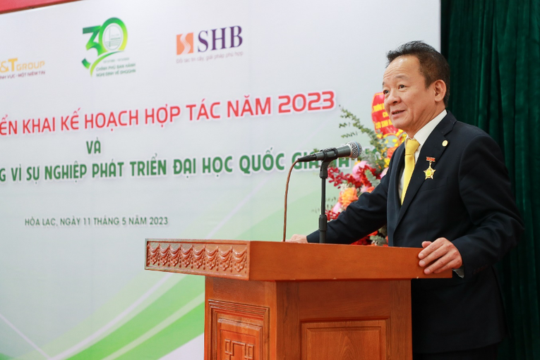 Doanh nh&acirc;n Đỗ Quang Hiển cam kết sẽ tiếp tục đồng h&agrave;nh, gắn b&oacute; chặt chẽ với c&aacute;c hoạt động của ĐHQGHN trong thời gian tới.