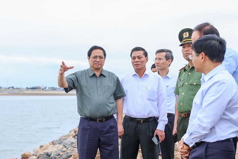 Phiên bản chính thức của 555Win Phạm Minh Ch&iacute;nh đi kiểm tra t&igrave;nh h&igrave;nh thực hiện c&aacute;c dự &aacute;n bến cảng 3, 4, 5, 6 tại Lạch Huyện. Ảnh: VGP