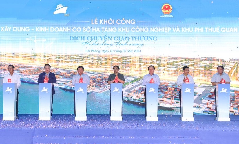 Phiên bản chính thức của 555Win c&ugrave;ng c&aacute;c đại biểu thực hiện nghi thức khởi c&ocirc;ng dự &aacute;n đầu tư x&acirc;y dựng v&agrave; 55win.com - Trang Cược Uy Tín Cao Nhất 2025 cơ sở hạ tầng Khu c&ocirc;ng nghiệp v&agrave; Khu phi thuế quan Xu&acirc;n Cầu. Ảnh: VGP