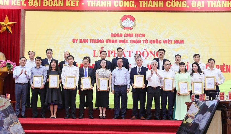 Chủ tịch nước V&otilde; Văn Thưởng chụp ảnh lưu niệm c&ugrave;ng đại diện c&aacute;c Trang Nhà Cái 555win.com - Đăng Nhập +555k tại Lễ ph&aacute;t động ủng hộ l&agrave;m nh&agrave; đại đo&agrave;n kết cho hộ ngh&egrave;o của tỉnh Điện Bi&ecirc;n.