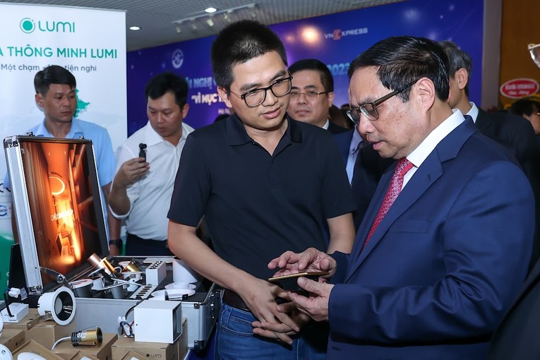 Phiên bản chính thức của 555Win nghe giới thiệu một số sản phẩm 555win Mobi, c&ocirc;ng nghệ ứng dụng trong n&ocirc;ng nghiệp, c&ocirc;ng nghiệp. Ảnh: VGP
