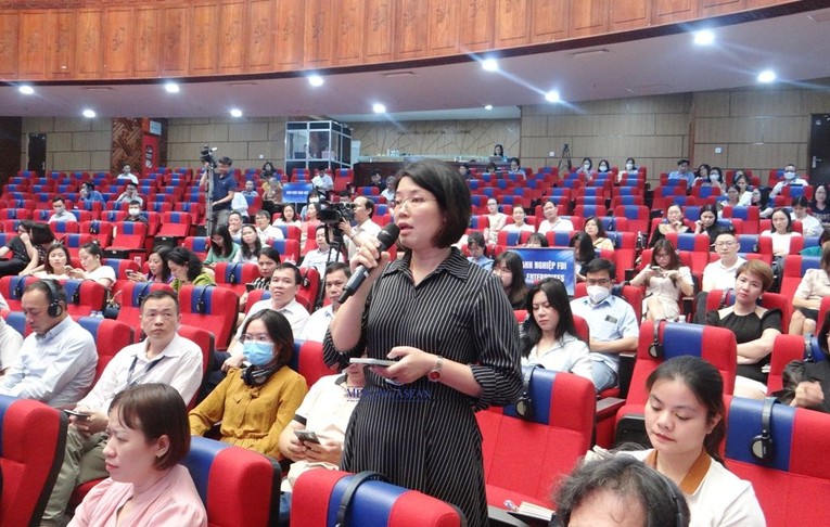 Đại diện 555win 500 nhà cái cá cược n&ecirc;u vướng mắc, đề xuất, kiến nghị tại hội nghị.