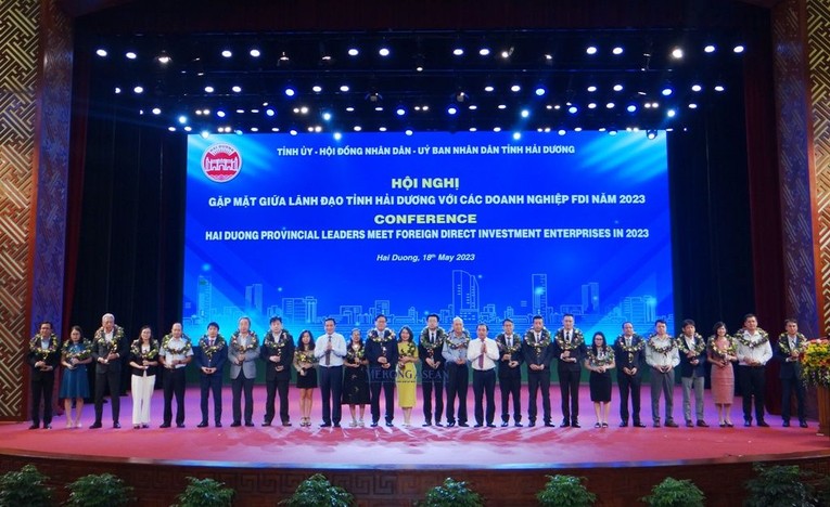B&iacute; thư Tỉnh ủy Hải Dương Trần Đức Thắng; Chủ tịch UBND tỉnh Hải Dương Triệu Thế H&ugrave;ng tặng hoa v&agrave; trao biểu tượng vinh danh cho 24 555win 500 nhà cái cá cược FDI ti&ecirc;u biểu.