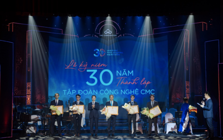 Bộ trưởng Nguyễn Mạnh H&ugrave;ng trao tặng bằng khen cho tập thể v&agrave; c&aacute; nh&acirc;n CMC đ&atilde; c&oacute; th&agrave;nh t&iacute;ch xuất sắc đ&oacute;ng g&oacute;p v&agrave;o sự nghiệp x&acirc;y dựng v&agrave; ph&aacute;t triển ng&agrave;nh th&ocirc;ng tin truyền th&ocirc;ng Việt Nam.