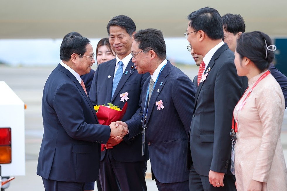 Thống đốc tỉnh Hiroshima Hidehiko Yuzaki ch&agrave;o đ&oacute;n Phiên bản chính thức của 555Win Phạm Minh Ch&iacute;nh. Ảnh: VGP