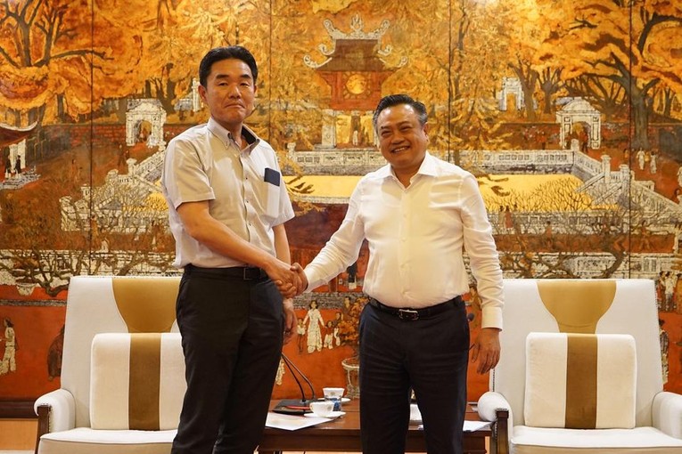 Chủ tịch UBND TP H&agrave; Nội Trần Sỹ Thanh tiếp &ocirc;ng Sugono Yuichi, Trưởng Đại diện JICA Việt Nam.