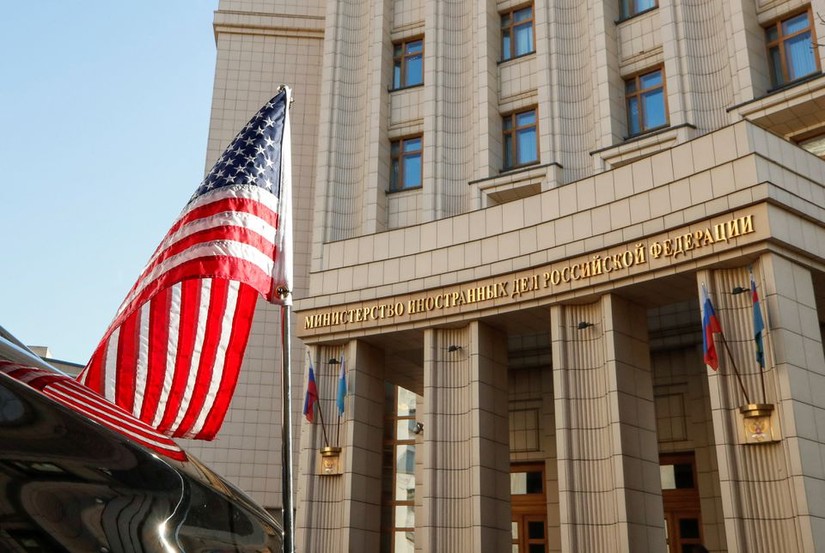 Xe của ph&aacute;i đo&agrave;n Mỹ đậu trước trụ sở Bộ Ngoại giao Nga ở Moscow ng&agrave;y 12/10/2021 sau khi Thứ trưởng Ngoại giao Mỹ Victoria Nuland đến hội đ&agrave;m với c&aacute;c quan chức Nga. Ảnh: Reuters