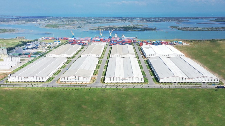 Hệ thống kho bãi tại cảng được xây dựng theo tiêu chuẩn quốc tế. Hệ thống kho bãi tại cảng được xây dựng theo tiêu chuẩn quốc tế.