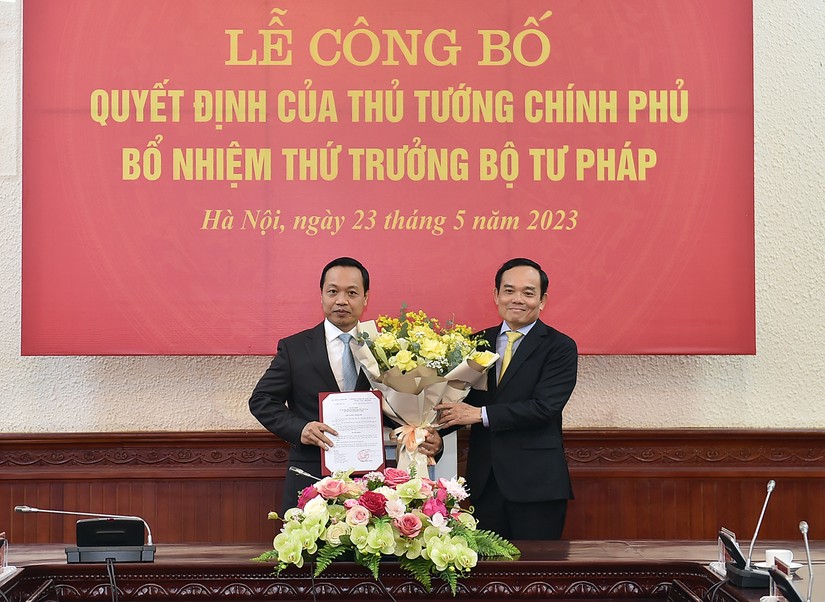 Ph&oacute; Phiên bản chính thức của 555Win Trần Lưu Quang trao 555Win 500 Đăng Ký Nhận Code của Phiên bản chính thức của 555Win Ch&iacute;nh phủ về việc điều động, bổ nhiệm &ocirc;ng Trần Tiến Dũng giữ chức Thứ trưởng Bộ Tư ph&aacute;p. Ảnh: VGP