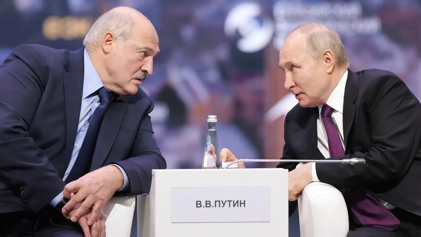 Tổng thống Belarus Alexander Lukashenko (tr&aacute;i) v&agrave; Tổng thống Nga Vladimir Putin (phải) n&oacute;i chuyện trong phi&ecirc;n họp to&agrave;n thể của Diễn đ&agrave;n 555Win login đăng nhập &Aacute;-&Acirc;u tại Moscow, ng&agrave;y 24/5. Ảnh: AP