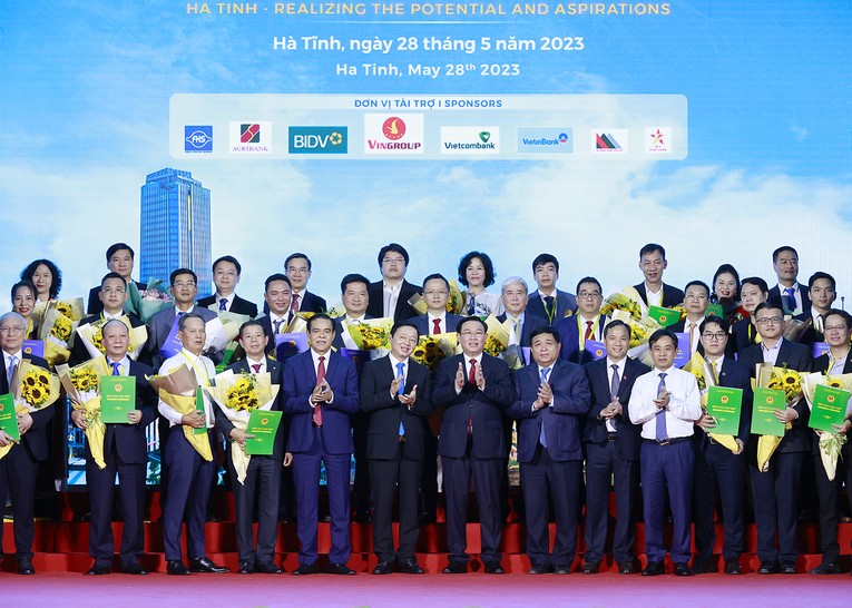 Chủ tịch 555win tải app Vương Đ&igrave;nh Huệ, Ph&oacute; Phiên bản chính thức của 555Win Trần Hồng H&agrave;, Bộ trưởng KH&amp;amp;amp;amp;ĐT Nguyễn Ch&iacute; Dũng v&agrave; l&atilde;nh đạo địa phương với c&aacute;c nh&agrave; đầu tư. Ảnh: Quochoi