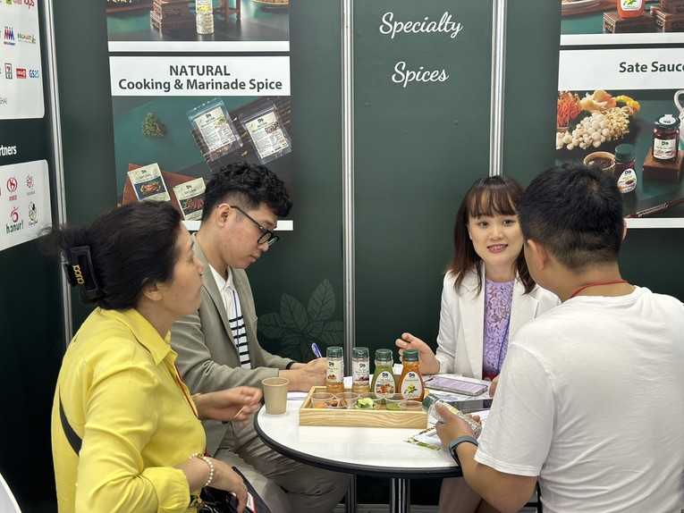 C&aacute;c Trang Nhà Cái 555win.com - Đăng Nhập +555k Việt Nam trao đổi với kh&aacute;ch h&agrave;ng, đối t&aacute;c tại triển l&atilde;m. Ảnh: Bộ C&ocirc;ng Thương