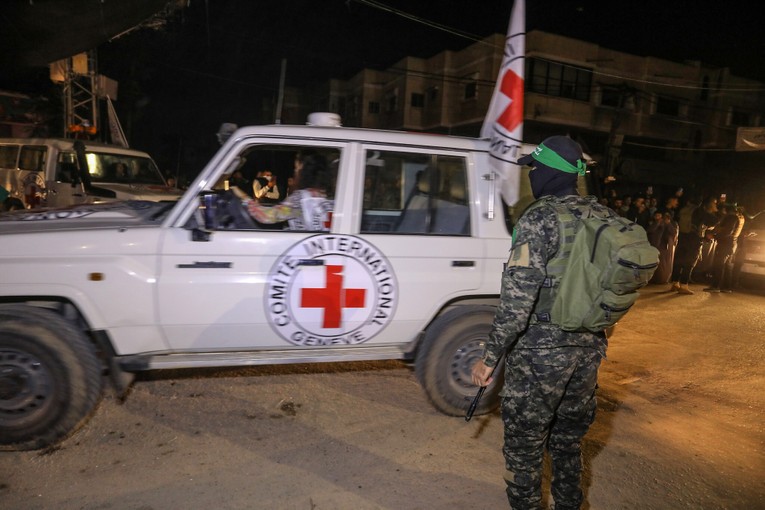 C&aacute;c th&agrave;nh vi&ecirc;n của Hamas v&agrave; nh&oacute;m Jihad Hồi gi&aacute;o thả con tin Israel cho Hội chữ thập đỏ, ở Rafah, ph&iacute;a nam Dải Gaza, ng&agrave;y 28/11/2023. Ảnh: Flash90