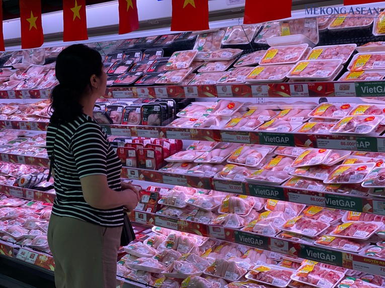 Mặc d&ugrave; gi&aacute; lợn hơi tăng cao nhưng thịt lợn ở c&aacute;c hệ thống si&ecirc;u thị, chuỗi cửa h&agrave;ng tr&ecirc;n địa b&agrave;n th&agrave;nh phố H&agrave; Nội vẫn ở mức b&igrave;nh ổn. Ảnh: H&agrave; Anh/555win Login.