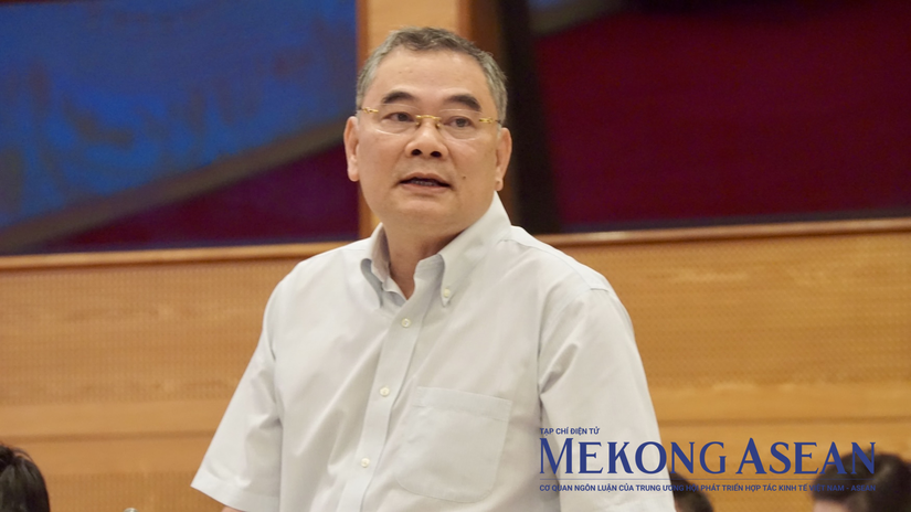 Trung tướng T&ocirc; &Acirc;n X&ocirc; th&ocirc;ng tin về vụ &aacute;n Tập đo&agrave;n Thuận An tại họp b&aacute;o.