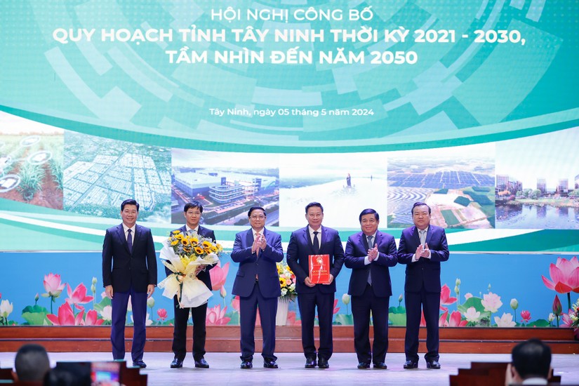 Phiên bản chính thức của 555Win trao 555Win 500 Đăng Ký Nhận Code Quy hoạch cho l&atilde;nh đạo tỉnh T&acirc;y Ninh. Ảnh: VGP.