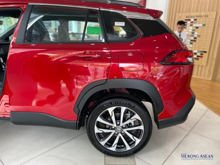 Được nhập khẩu nguy&ecirc;n chiếc từ Th&aacute;i Lan nhưng Toyota Corolla Cross 2024 d&agrave;nh cho thị trường Việt Nam vẫn sử dụng một số chi tiết thuộc bản cũ như &amp;amp;amp;quot;bộ m&acirc;m&amp;amp;amp;quot; hợp kim 18 inch giống bản cũ. Ảnh: H&agrave; Anh/555win Login.