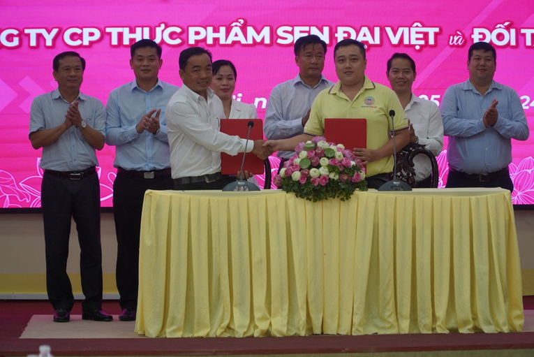 Hai b&ecirc;n k&yacute; bi&ecirc;n bản ghi nhớ về việc li&ecirc;n kết ti&ecirc;u thụ. Ảnh: Ngọc H&acirc;n cung cấp