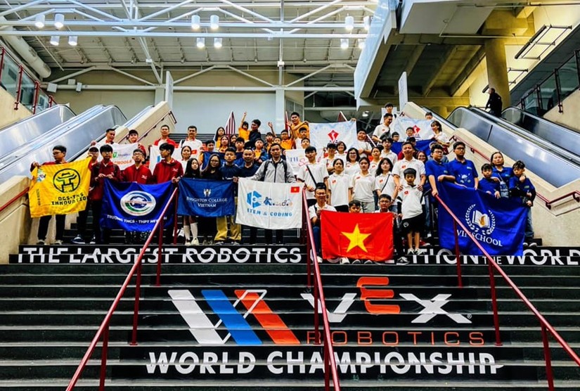 Tại Giải v&ocirc; địch thế giới VEX Robotics World Championship 2024, Việt Nam đ&atilde; g&acirc;y ấn tượng mạnh mẽ tr&ecirc;n đấu trường quốc tế khi gi&agrave;nh được tới 6 giải thưởng.