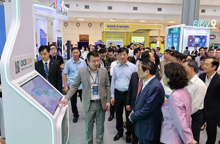Phi&ecirc;n bản OCB OMNI 4.0 đ&atilde; được &ocirc;ng Nguyễn Đ&igrave;nh T&ugrave;ng giới thiệu tại sự kiện