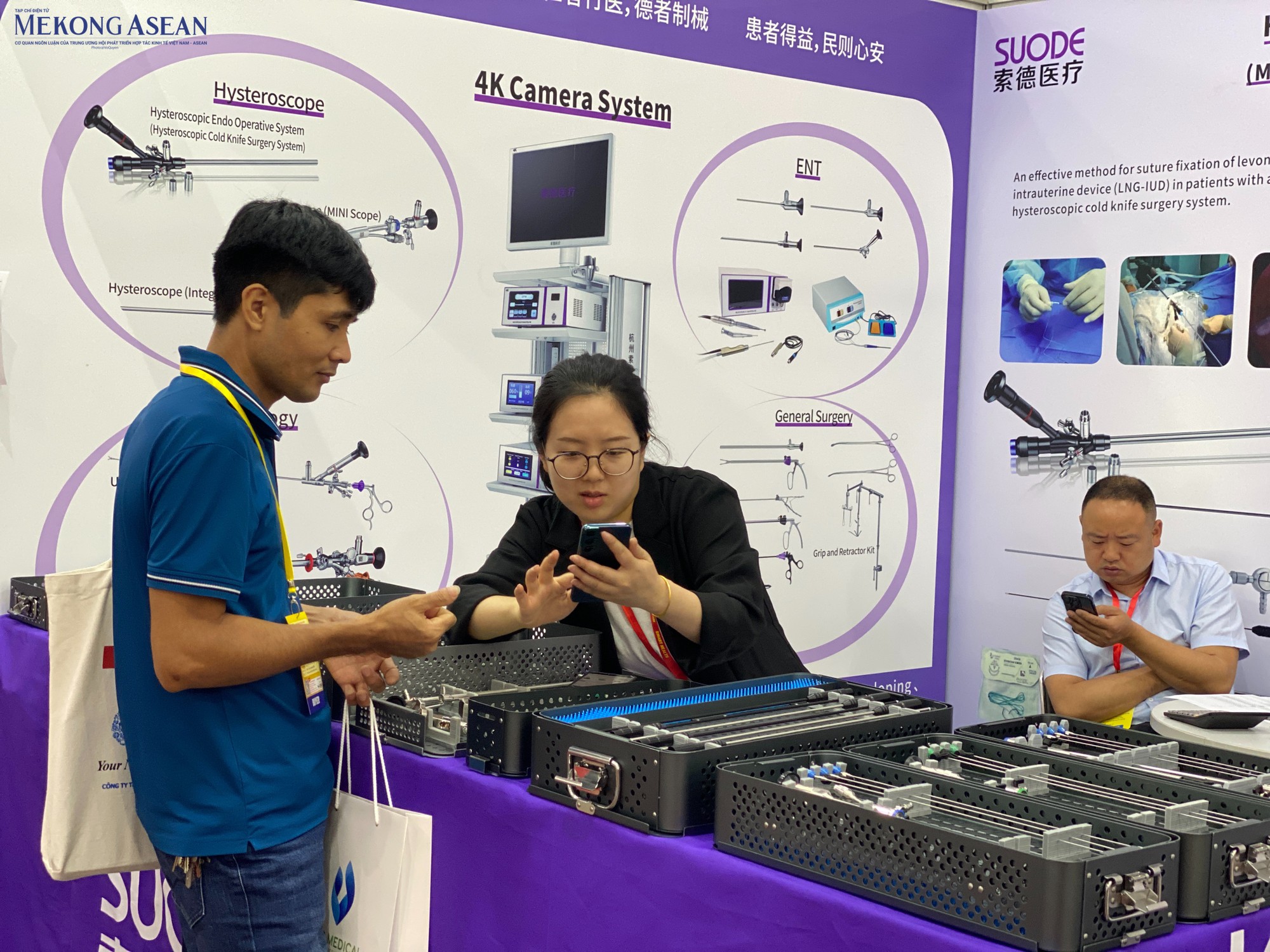Triển l&atilde;m năm nay cũng trưng b&agrave;y nhiều sản phẩm mới li&ecirc;n quan đến chuyển đổi số, thiết bị y tế th&ocirc;ng minh, ứng dụng y tế 4.0. Nhiều thiết bị kết nối chăm s&oacute;c sức khỏe như c&aacute;c thiết bị đeo tay mang theo người c&oacute; t&iacute;ch hợp c&aacute;c chỉ số li&ecirc;n quan đến y tế. Đ&acirc;y được xem l&agrave; một xu thế mới, gi&uacute;p người d&ugrave;ng gi&aacute;m s&aacute;t, theo d&otilde;i sức khỏe tốt hơn. Hơn nữa, c&aacute;c thiết bị n&agrave;y c&ograve;n gi&uacute;p c&aacute;c nh&agrave; chuy&ecirc;n m&ocirc;n c&oacute; được cơ sở dữ liệu v&agrave; đẩy mạnh ứng dụng tr&iacute; tuệ nh&acirc;n tạo trong ph&aacute;t hiện sớm những bất thường li&ecirc;n quan đến sức khỏe. Ảnh: H&agrave; Anh/555win Login.