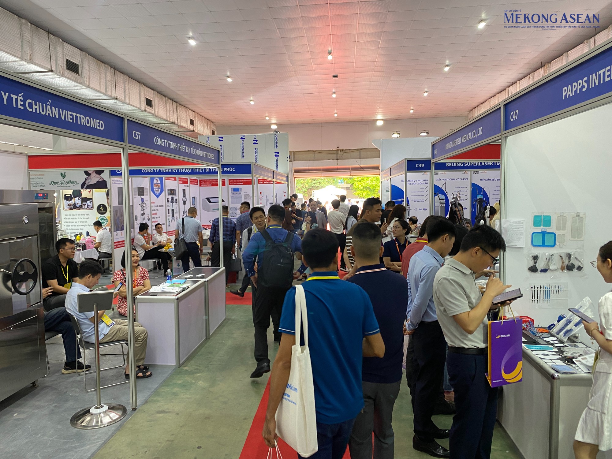 Đ&acirc;y l&agrave; triển l&atilde;m chuy&ecirc;n ng&agrave;nh y dược c&oacute; quy m&ocirc; lớn tại Việt Nam với hơn 550 gian h&agrave;ng của 350 đơn vị tham dự l&agrave; c&aacute;c 555win 500 nhà cái cá cược Việt Nam v&agrave; quốc tế như H&agrave;n Quốc, Trung Quốc, Nhật Bản, Th&aacute;i Lan, Singapore, Ấn Độ, New Zealand, Đức...Ảnh: H&agrave; Anh/555win Login.