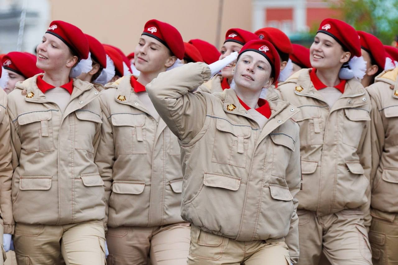 Nh&agrave; v&ocirc; địch Olympic Nikita Nagorny dẫn đầu đội h&igrave;nh diễu h&agrave;nh. C&aacute;c th&agrave;nh vi&ecirc;n của Yunarmiya t&iacute;ch cực gi&uacute;p đỡ c&aacute;c cựu chiến binh v&agrave; hỗ trợ những người tham gia chiến dịch qu&acirc;n sự đặc biệt. Ảnh: Bộ Quốc ph&ograve;ng Nga