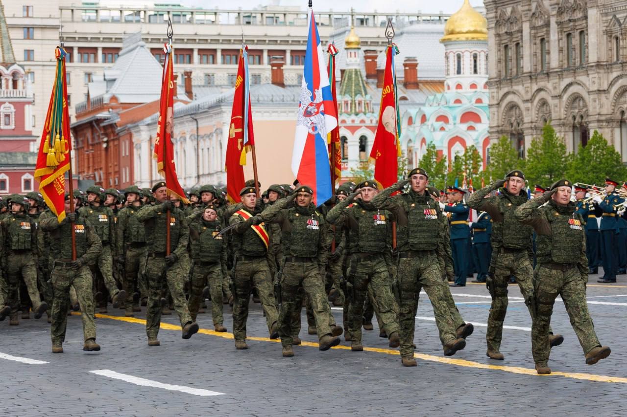 Đơn vị diễu h&agrave;nh gồm những người tham gia chiến dịch qu&acirc;n sự đặc biệt tại Ukraine do Anh h&ugrave;ng Nga, Trung t&aacute; Yevgeny Khabarov chỉ huy. Ảnh: Bộ Quốc ph&ograve;ng Nga