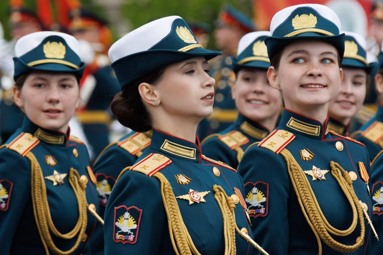 Đội h&igrave;nh diễu h&agrave;nh của c&aacute;c nữ qu&acirc;n nh&acirc;n được dẫn đầu bởi Trung t&aacute; Maria Vasilyeva. Ảnh: Bộ Quốc ph&ograve;ng Nga