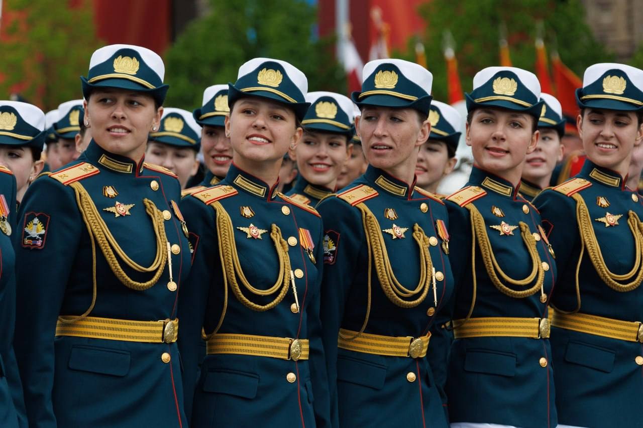 Đội h&igrave;nh diễu h&agrave;nh của c&aacute;c nữ qu&acirc;n nh&acirc;n bao gồm c&aacute;c chuy&ecirc;n gia tương lai của lực lượng li&ecirc;n lạc, bảo vệ hạt nh&acirc;n, h&oacute;a học v&agrave; sinh học, nh&agrave; t&acirc;m l&yacute; học, phi&ecirc;n dịch vi&ecirc;n, luật sư v&agrave; chuy&ecirc;n gia t&agrave;i ch&iacute;nh. Ảnh: Bộ Quốc ph&ograve;ng Nga