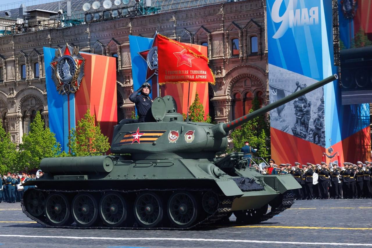 Thượng &uacute;y Aleksandr Vorobyov chỉ huy đội diễu h&agrave;nh T-34. Ảnh: Bộ Quốc ph&ograve;ng Nga