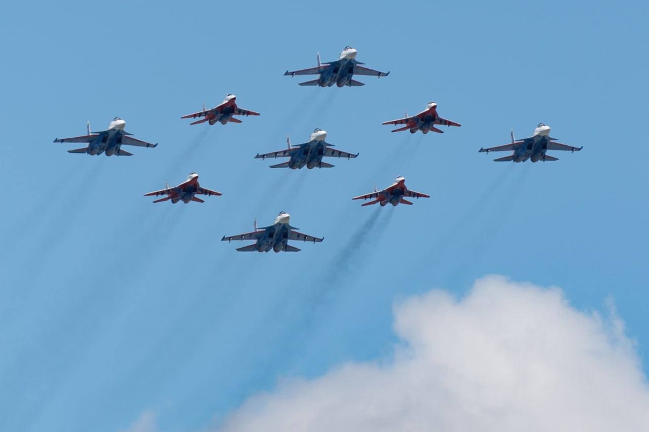 Đội h&igrave;nh Cuban Diamond bao gồm 9 m&aacute;y bay Su-30SM v&agrave; MiG-29 do Đại t&aacute; Andrei Alekseev chỉ huy tại Quảng trường Đỏ, Moscow v&agrave;o Ng&agrave;y Chiến thắng 9/5/2024. Ảnh: Bộ Quốc ph&ograve;ng Nga